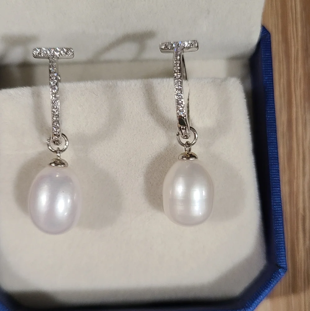 🤍🩶NEW🤍🩶BEAUTIFUL!! T Huggies with CZ'S and Freshwater Pearl Earrings - Picture 7 of 14